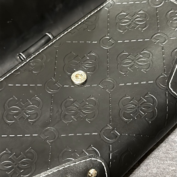 GUESS wallet - embossed Gs, snap closure, outer zipper - Picture 3 of 7